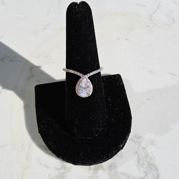 Elegant Silver Ring with Timeless Charm - Picture 1 of 12